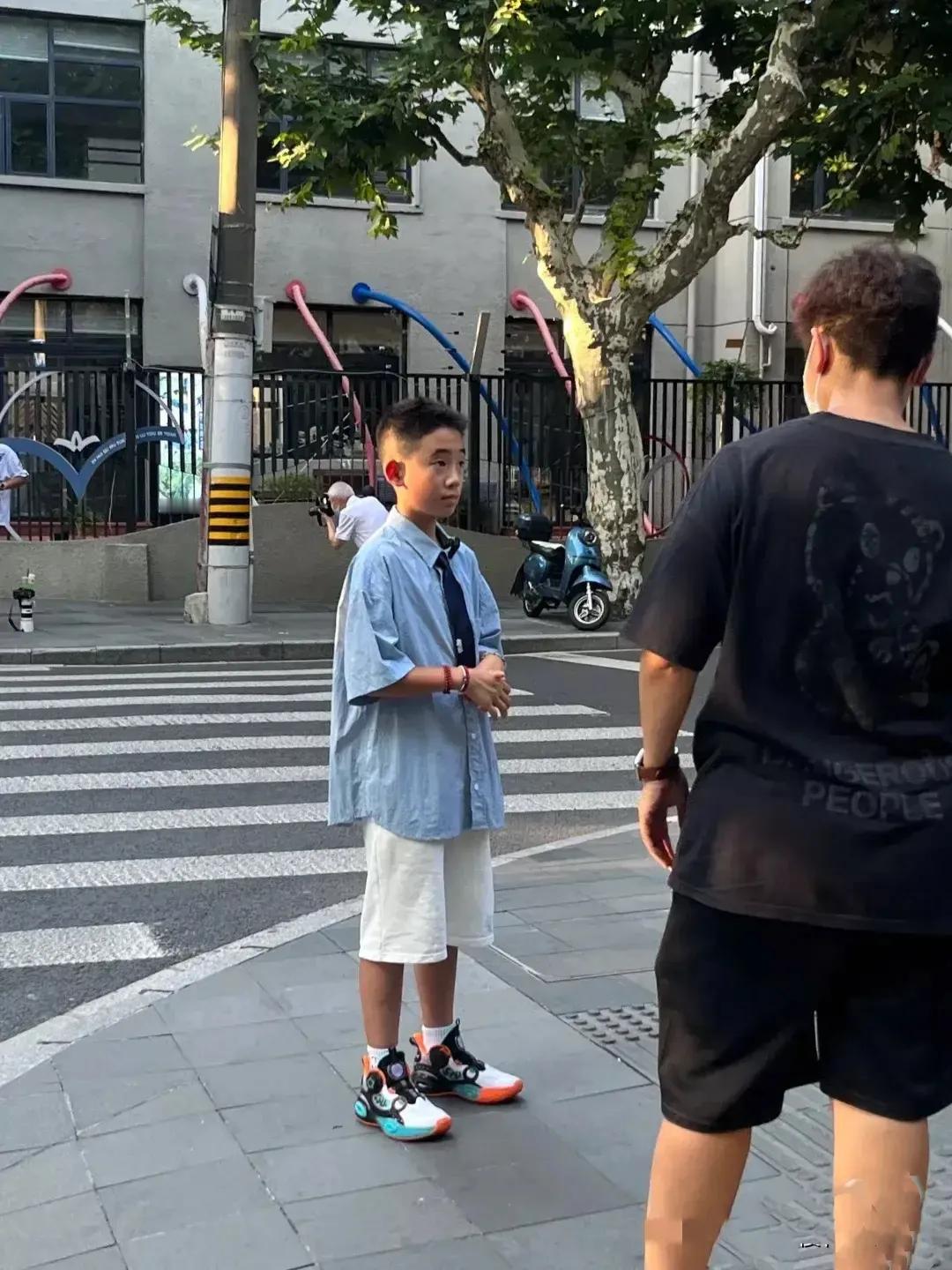 陈小春儿子Jasper在上海街头接受采访，高高瘦瘦尽显绅士风度。

没想到Jas