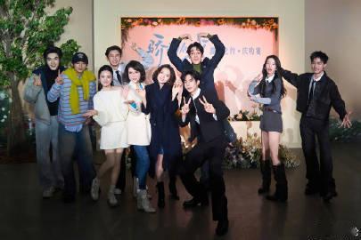 林依轮晒庆功宴合照 庆功宴合照来啦！必须为林依轮疯狂打 call～ 作为实力与人