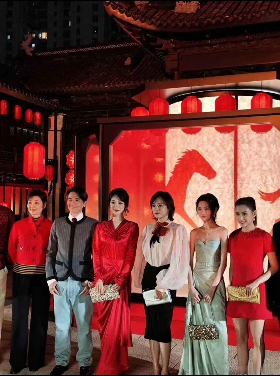 杨紫孙俪宋祖儿同框合影 好喜庆的画面🧨 