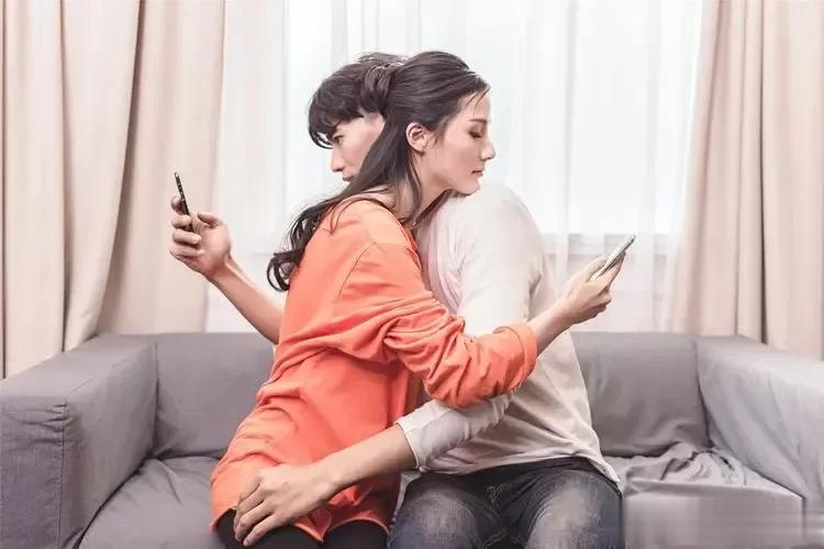 #夫妻之间该不该看对方手机?#
不该。
尽管是夫妻，依然要给彼此足够的尊重与相互