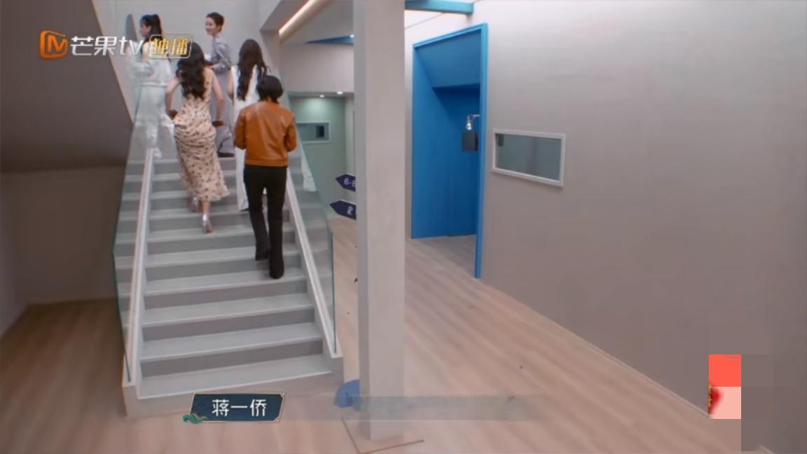 蒋一侨，说的对
管乐说::“给我吓死了，刚进去的时候哥哥们好严肃。”
蒋一侨说: