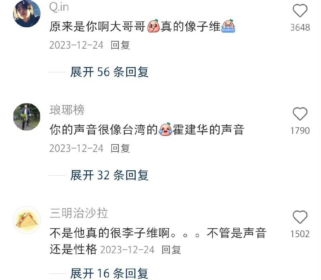 妈妈也是一个小女孩的瞬间雨天接我放学，她撑着伞却故意踩水坑，溅起的水花里，藏着那