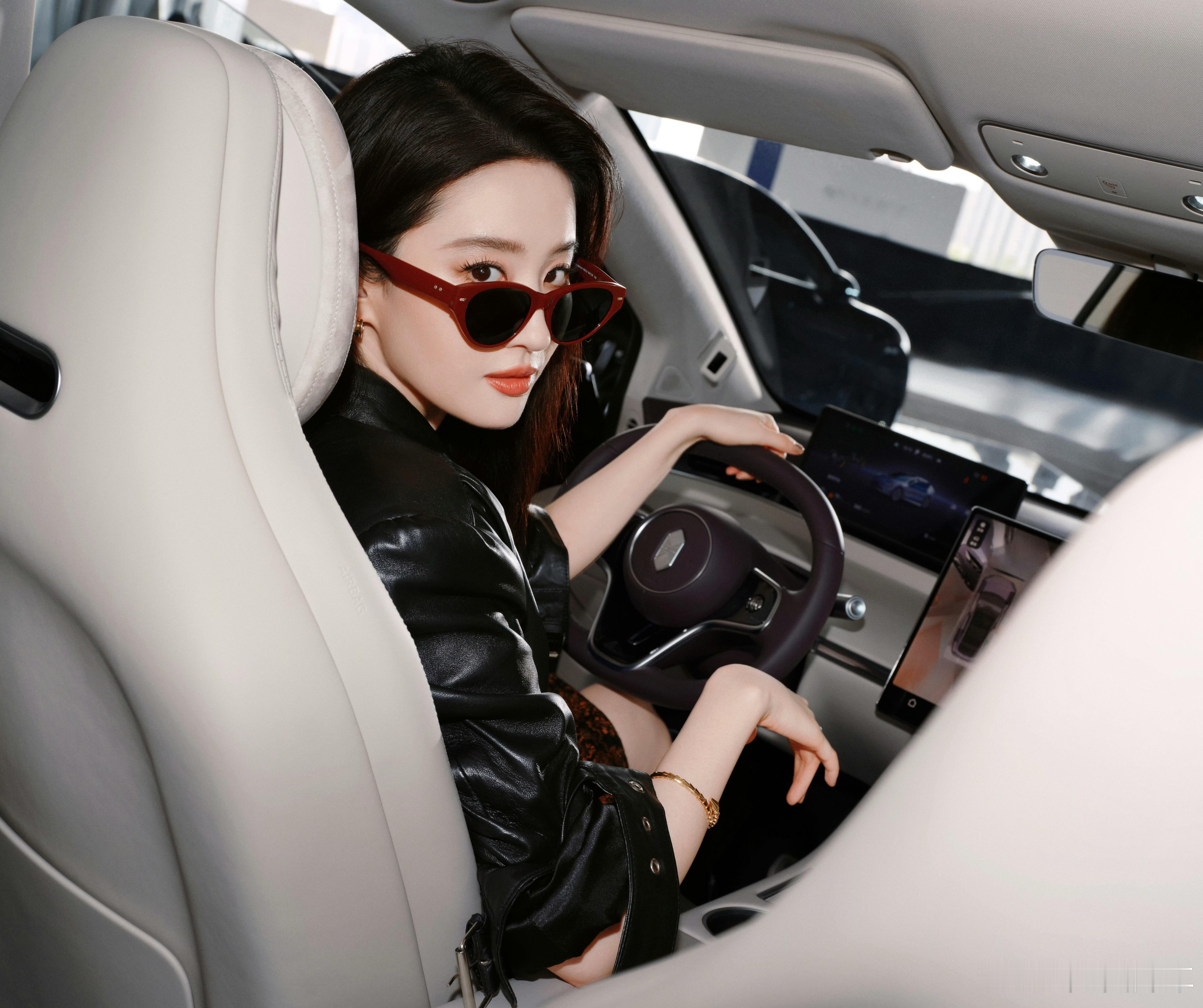 茜茜好好看啊！！！还是智界R7的品牌挚友，车友默默打开手机猛猛点赞神仙姐姐