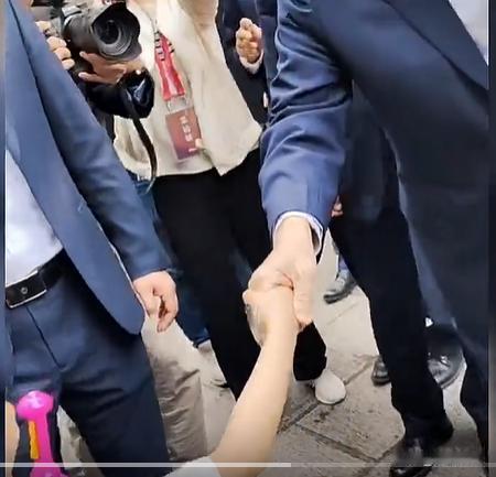大手拉小手，马英九在西安大雁塔主动和小朋友握手

据台媒报道，
4月7日，马英九