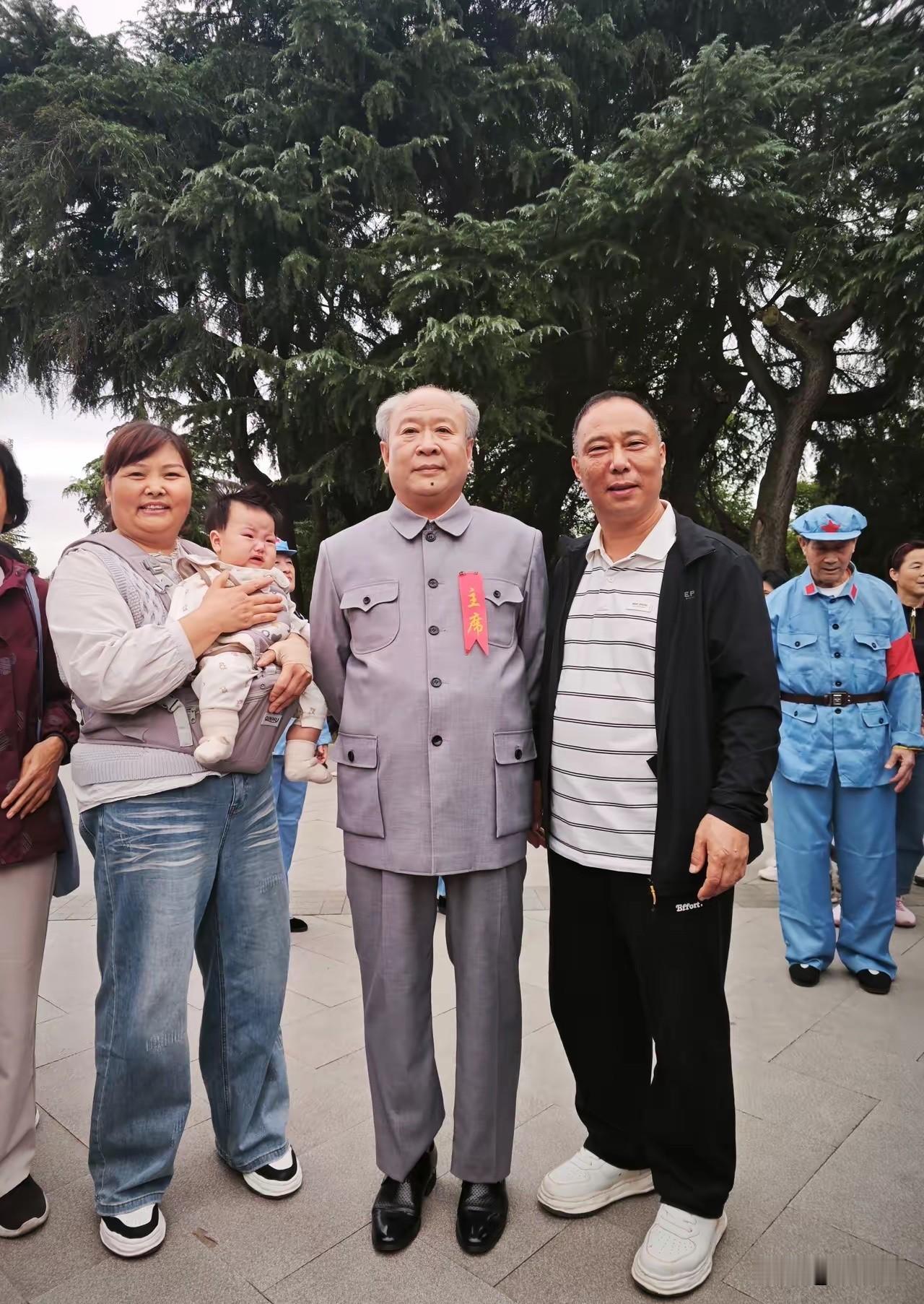 红色景点追寻初心，
不是打卡娱乐。
缅怀历史重在心怀崇敬，
伟人形象不容娱乐化消