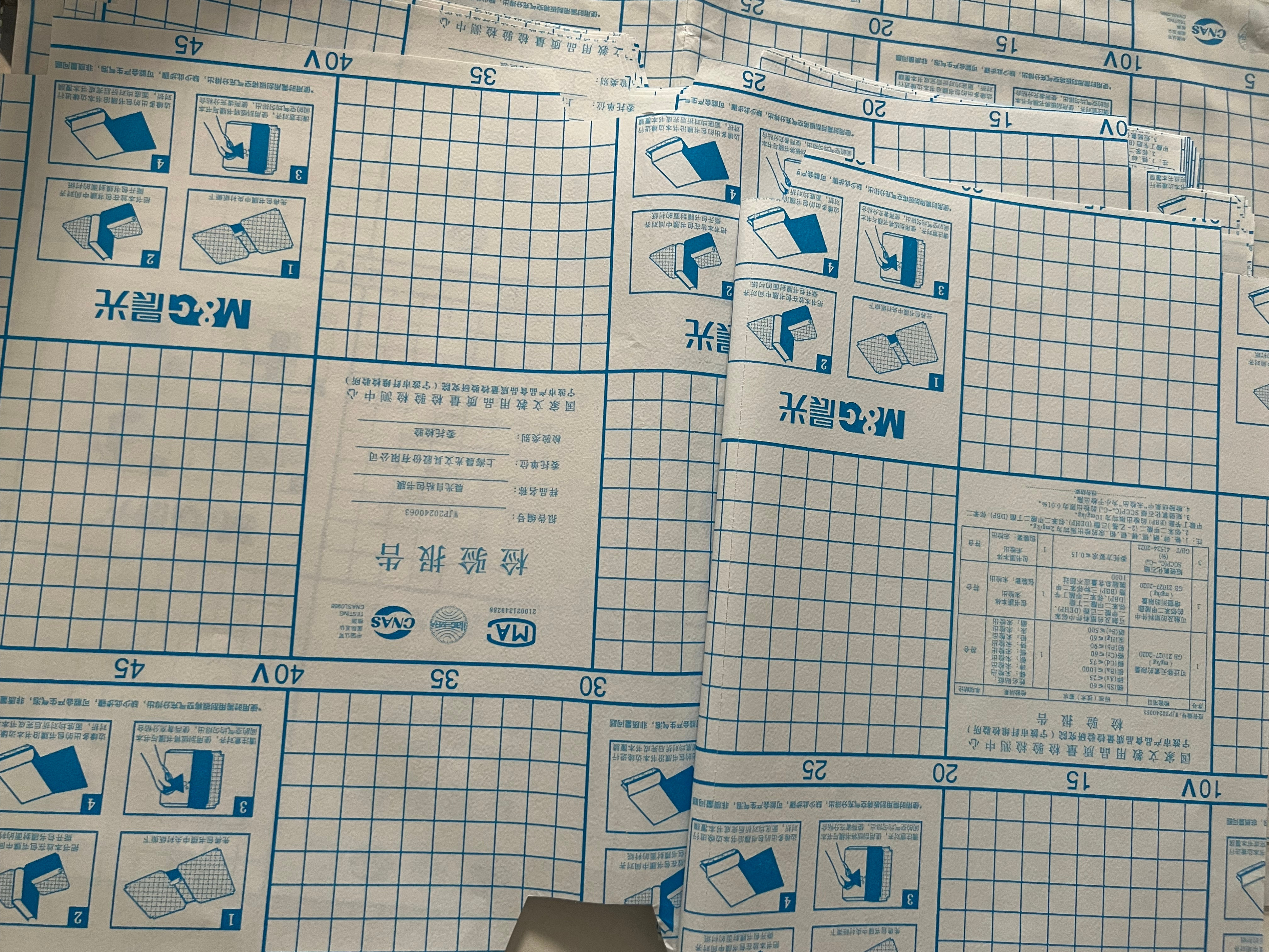 米米小朋友的二年级下册开始啦～领了7本书回来包书皮任务开始已经几乎不再需要家长帮