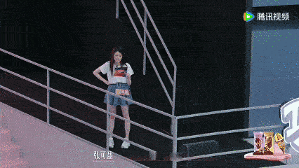 张可盈离开张妈妈凯丽外面都是雨张可盈勇闯音乐圈，刚离开妈妈张凯丽的庇护，就遇“雨