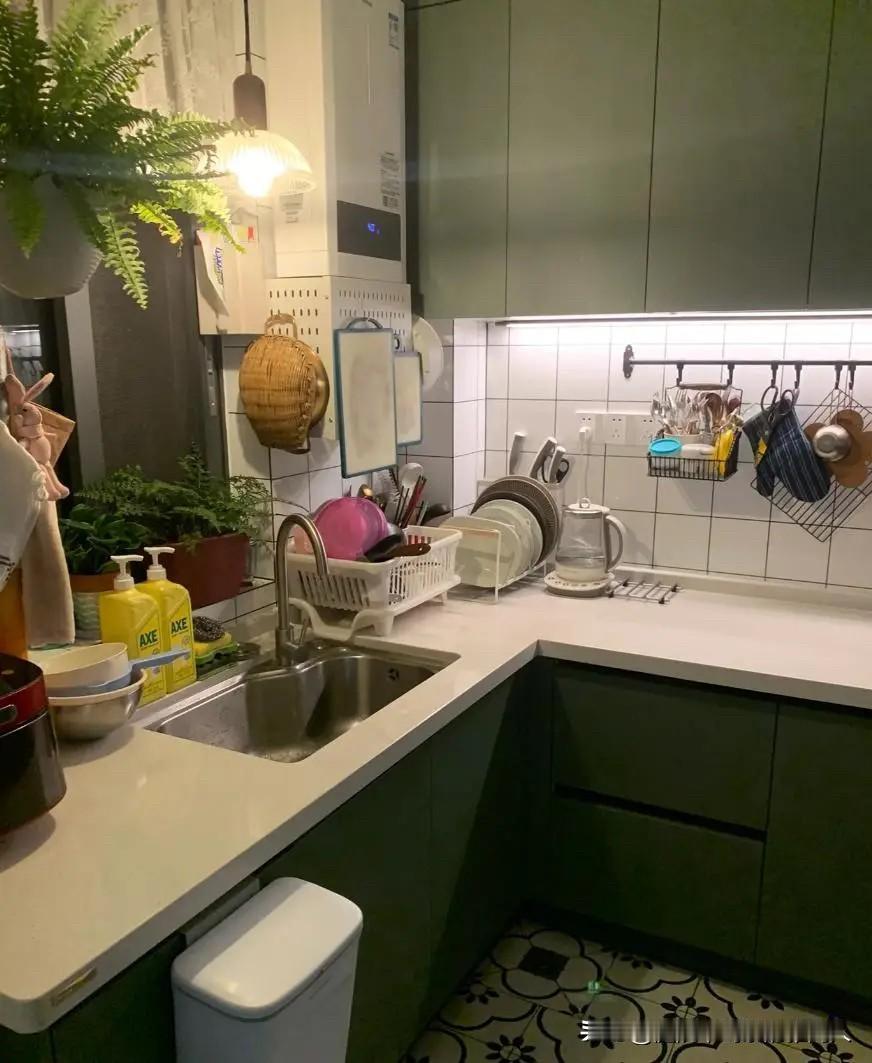 我有一个毛病，有没有和我一样的？

每次在家做完饭，把炒好的菜都端到餐桌上后，我