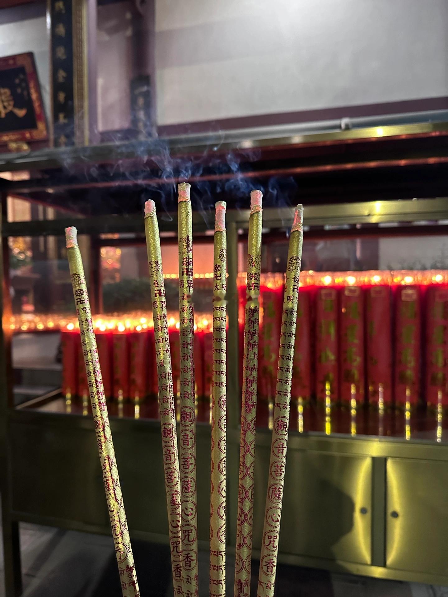 诚心向佛，点燃香火，愿世间美好如期而至，家人健康，幸福永伴。 ​​​
