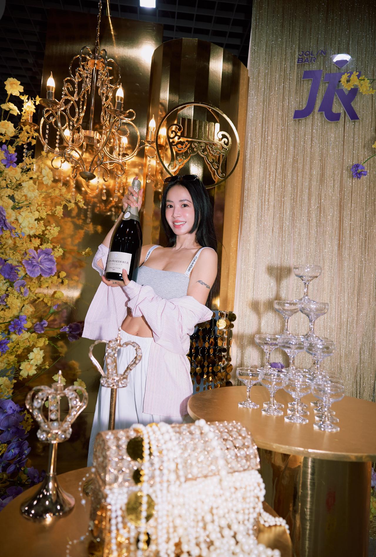 今天这组蔡依林过于美萌了…
美萌最佳代言人🥵🥵 
马甲线太漂亮了😻 ​​​