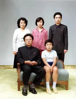 1981年，金正日的全家福，照片中坐在旁边的人是儿子金正男，后排左一是金正前妻的