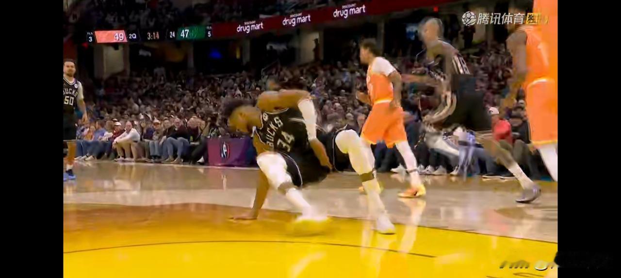 字母哥突发腹股沟拉伤！被扶出场！雄鹿迎来东部苦主骑士！双方近6次交手雄鹿全败！本