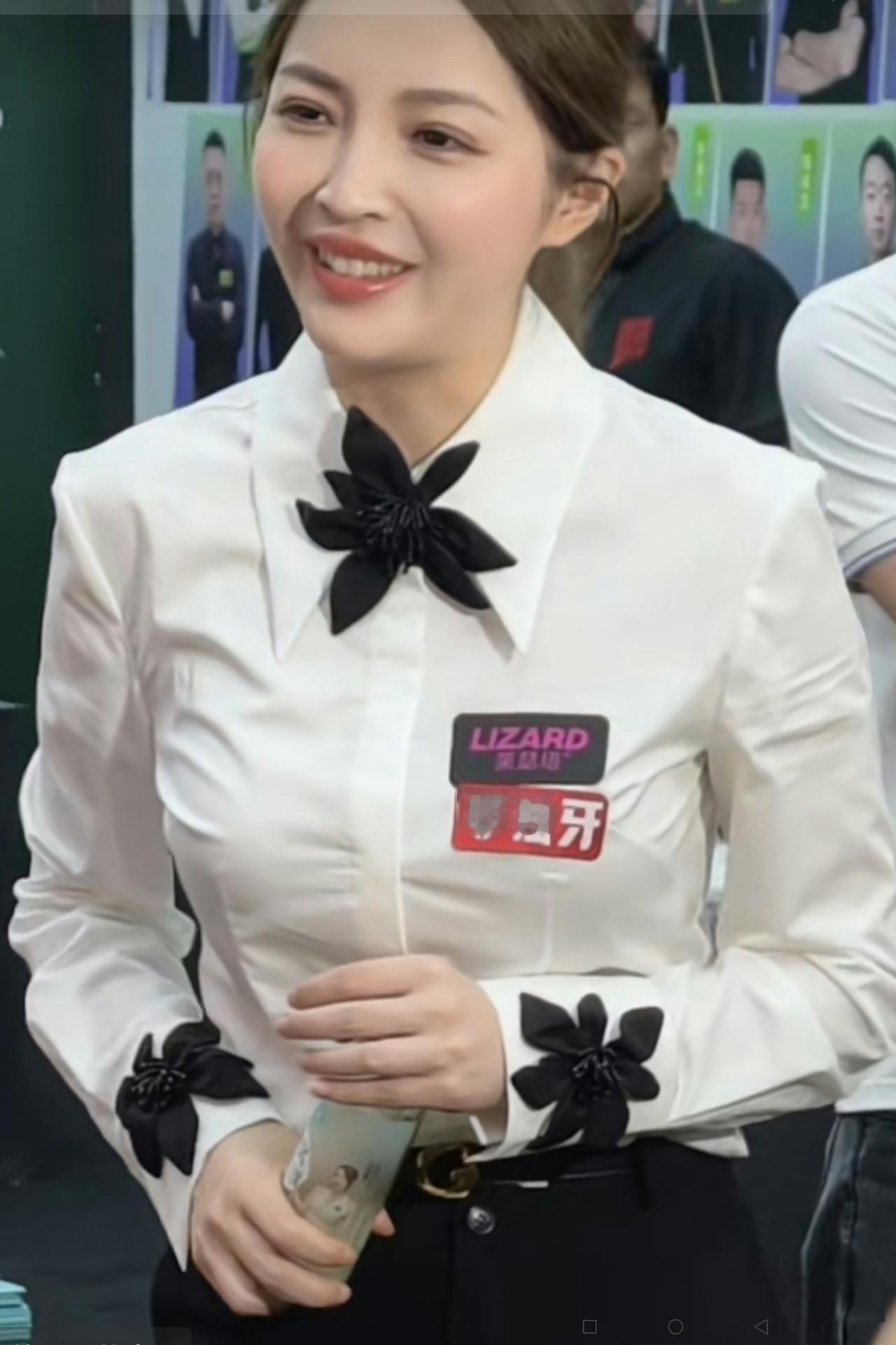 哇塞：这个美女很“大牌”哟！
这个叫王钟瑶的台球教练，不仅长的漂亮、气质雅佳，看