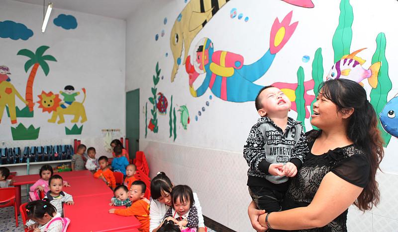 学校合并了，我托关系留在了隔壁村的幼儿园。

同事都看不懂。年轻时候我做梦都想进