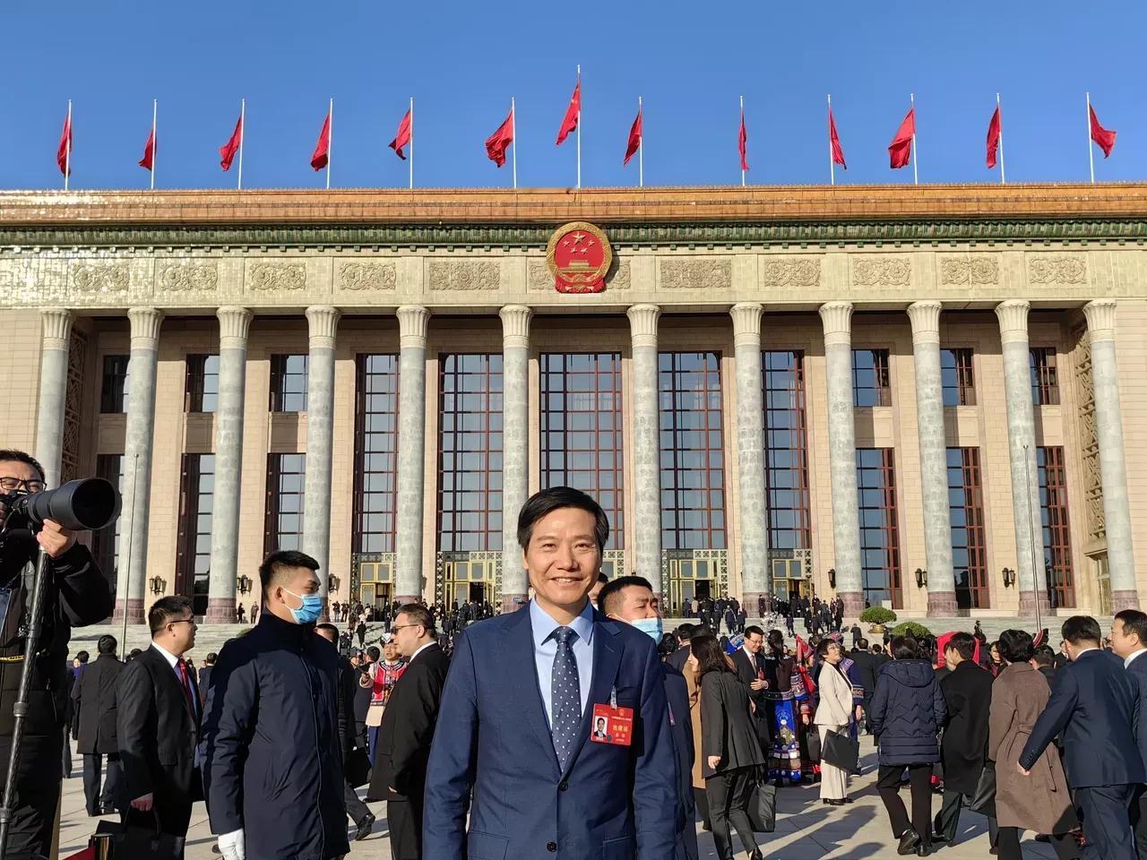 全国人大代表雷军在人民大会堂前面合影留念！并且在一个小时前把照片上传到了社交平台