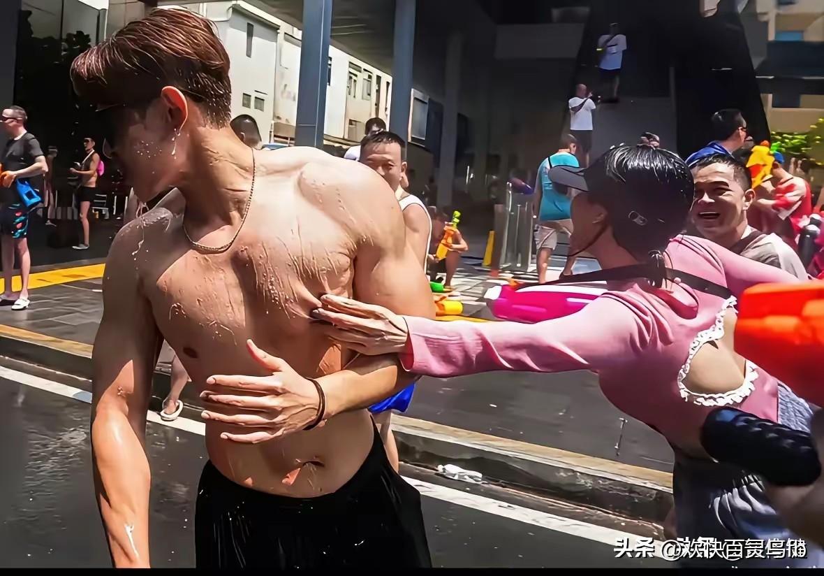 网上看到张图，深深感叹，这男女不平等啊！你看这女的疯了似的把小伙儿抓成什么样了！