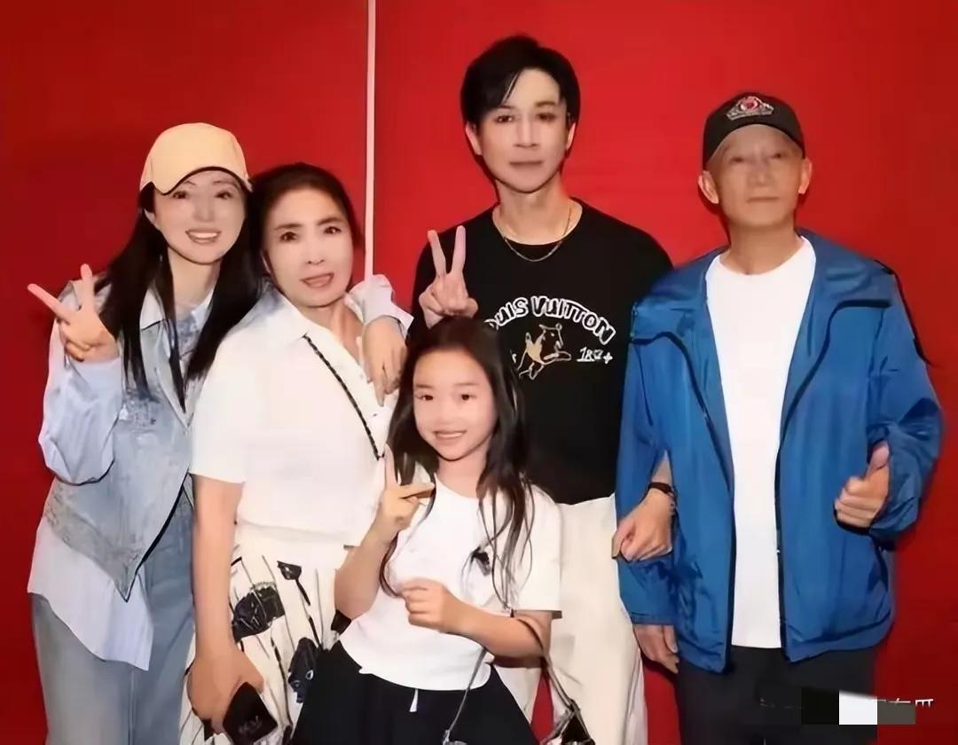 感觉董璇太轻率了，妥妥的恋爱脑，不该随便走入婚姻，婚礼还大张旗鼓，就因为张维伊年