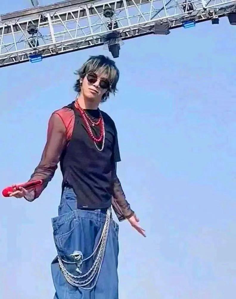 他竟然还敢开演唱会，穿得像个女生似的。正常一点的男歌手，谁会选择去穿一件黑色的透
