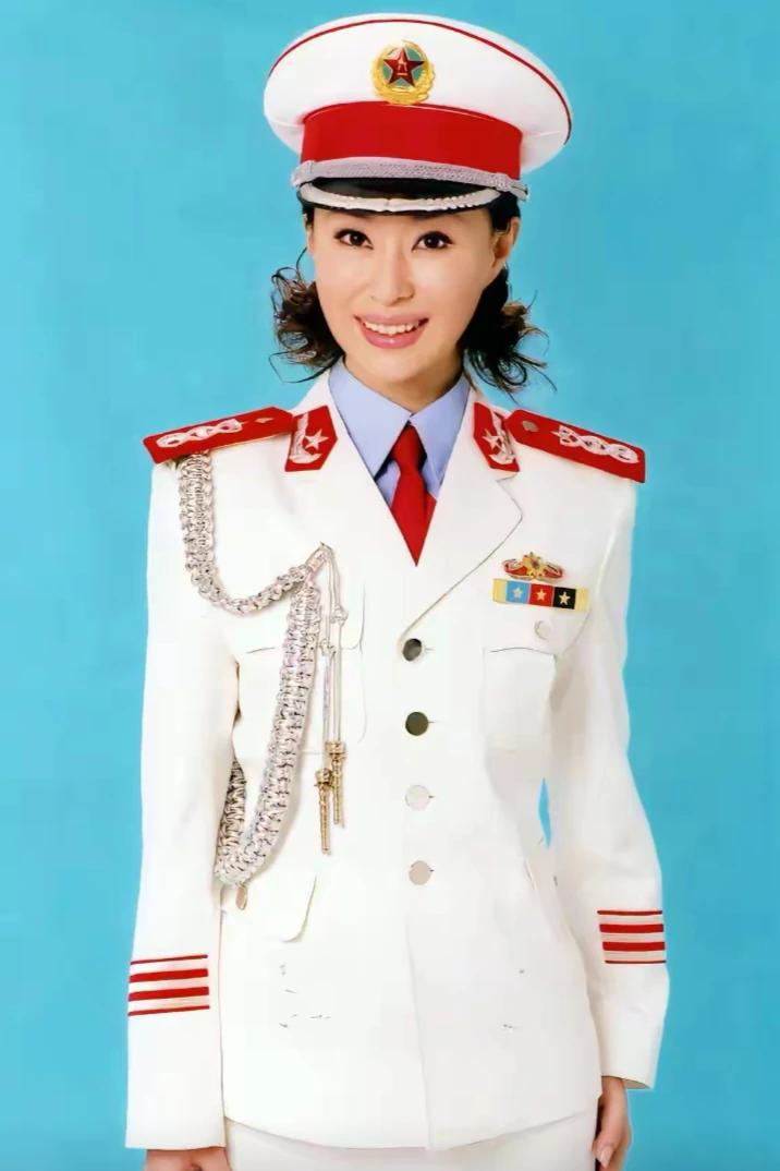 著名歌唱家祖海军装照军人女歌手