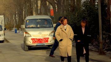 张颂文小人物演技再封神！离婚失业的老郑跌入谷底，却以荒诞戏谑的直播方式化身“街道