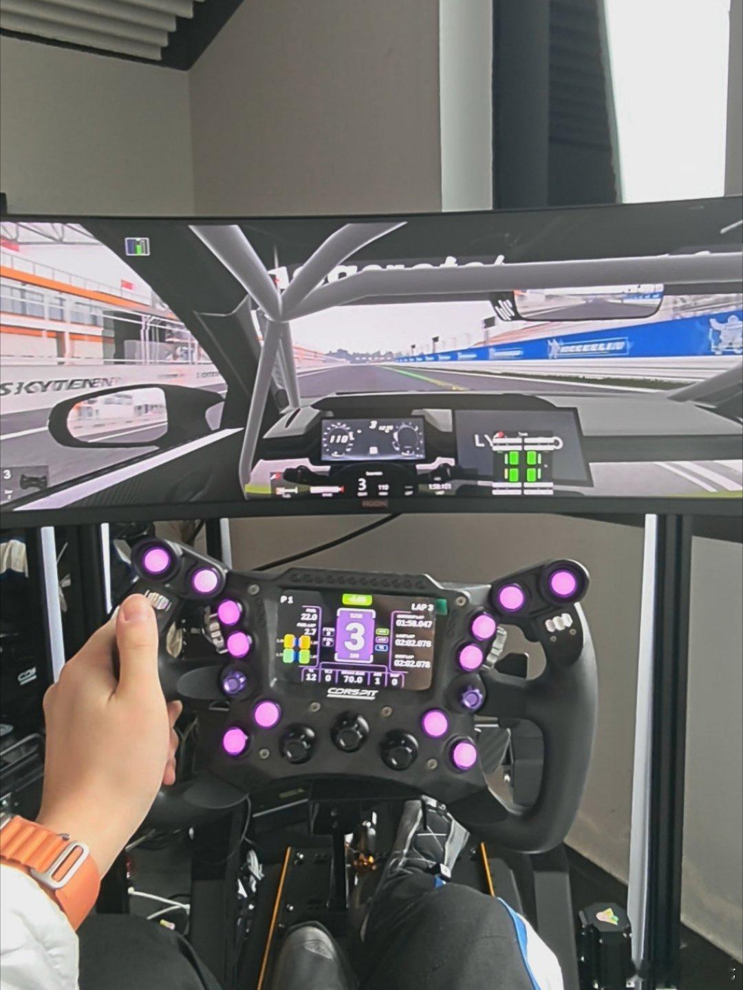 赛车模拟器的难度还是挺高的，超级难控制方向，没点手劲根本拗不过这个方向盘