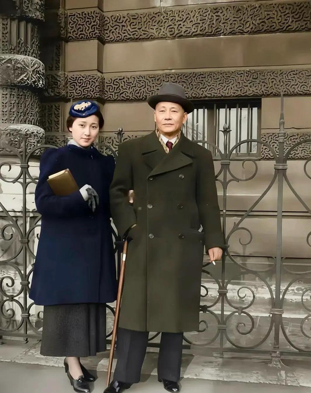 这是1936年钱学森的夫人蒋英与她的父亲蒋百里在法国巴黎参观卢浮宫时留下的一张珍