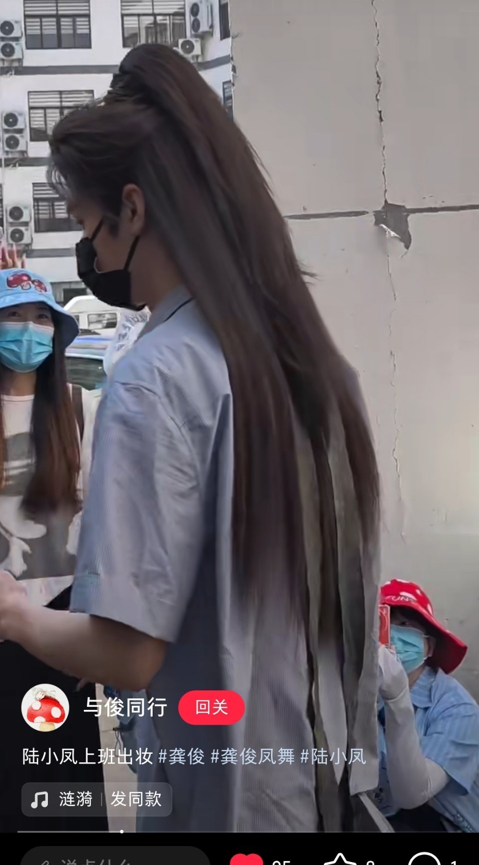 像极了动漫里走出来的男主，这长发高马尾实在是好看，出妆的图频看更有感觉更动漫