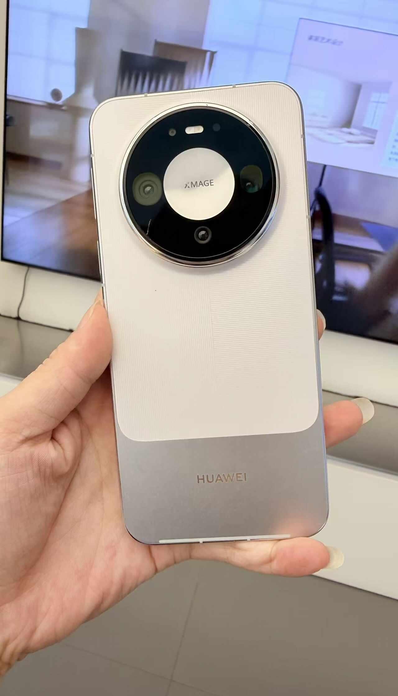 星环镜头太吸睛，拿在手上拍照巨出片，一眼就认出是华为