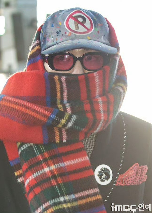 权志龙巴黎出发图权志龙仁川✈️巴黎出发图红格子围巾+大衣+棒球帽叠搭look包裹