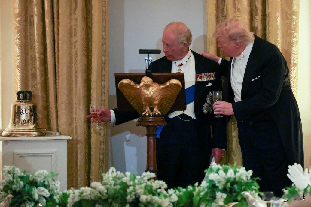 查尔斯送了特朗普一口钟，全世界只有中国人感到招笑儿。

英国国王查尔斯三世访美，