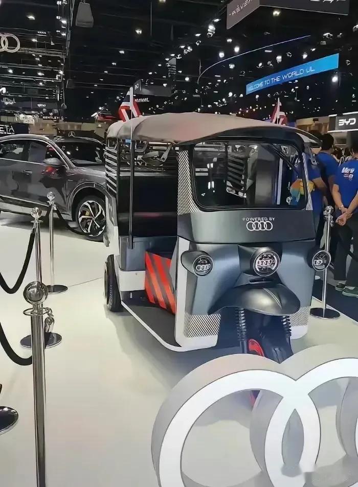 我晕，奥迪汽车这是在车展上推出三蹦子了？[捂脸]这是要开辟捷径抢奔驰和宝马汽车的