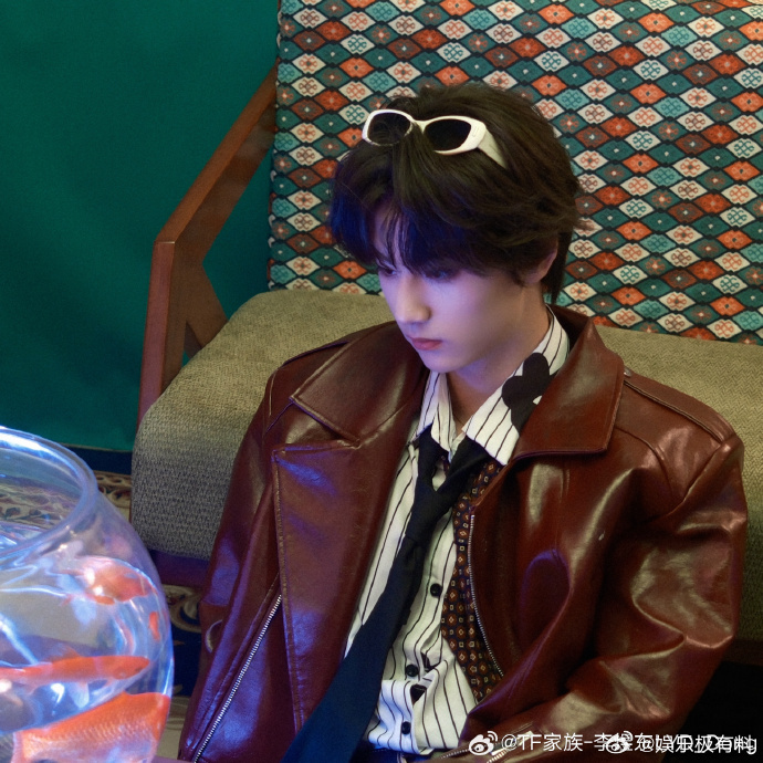 李煜东第一次来海边、李煜东海边玩沙子李煜东第一次来海边，海边玩沙子。沙滩上的元气