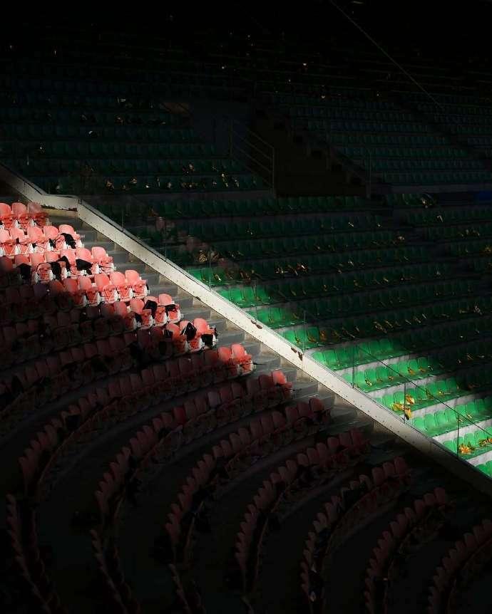 手里有什么素材就做什么菜，现有什么球员就组织什么样的阵型。看看我们自己手里有什么