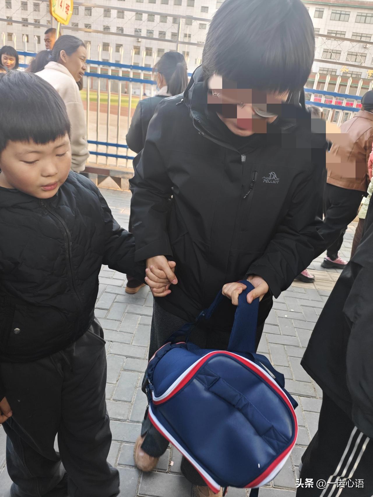 晚上，接外孙子放学，走在最前面的是一年级小学生，看着好小，一个个背着一个大书包，