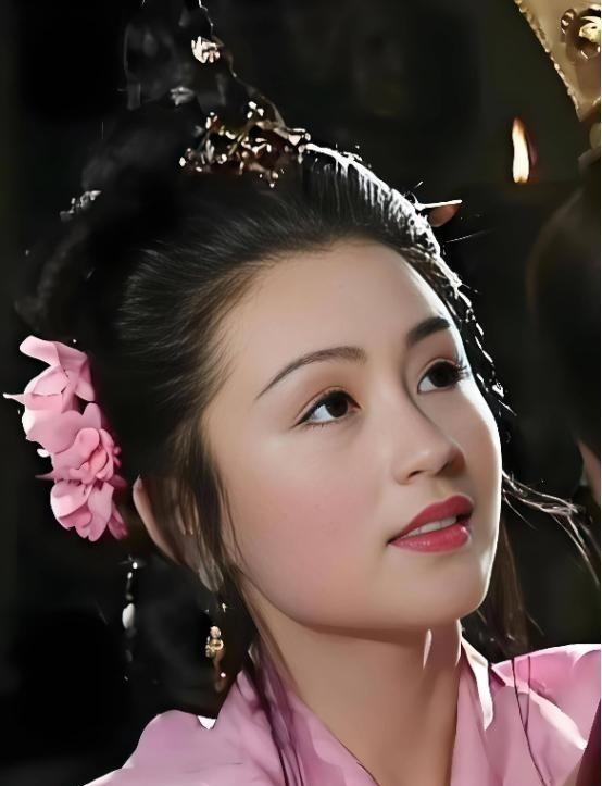 199年，吕布被曹操斩杀后，曹军士兵闯入吕布的内室发现了貂蝉，貂蝉怕被士兵糟蹋，