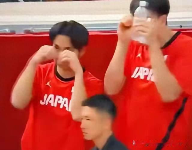 杀人诛心！男篮大比分不敌日本惨败，替补席那个手势，该叫醒谁？