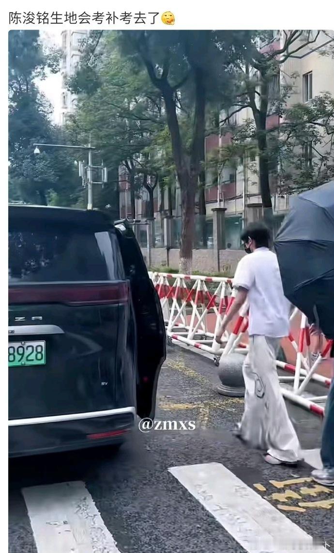 陈浚铭生地会考补考赶赴生地会考补考的陈浚铭，一身朴素日常穿搭，沉浸式进入考生状态