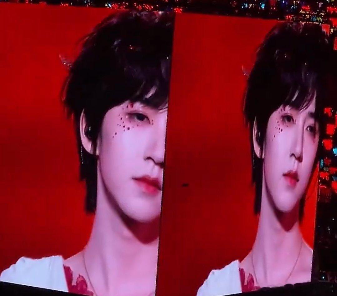 贺峻霖不愧是大屏的神，也太帅了，氛围感直接拉满啊！ 