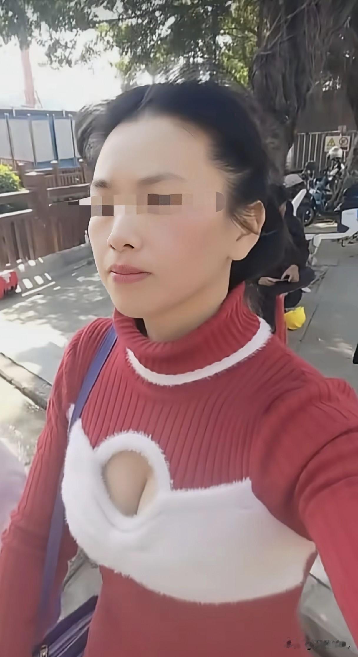 大姐这是把“美丽冻人”玩出了新高度啊

寒冬腊月

天寒地冻

她倒好

偏给胸