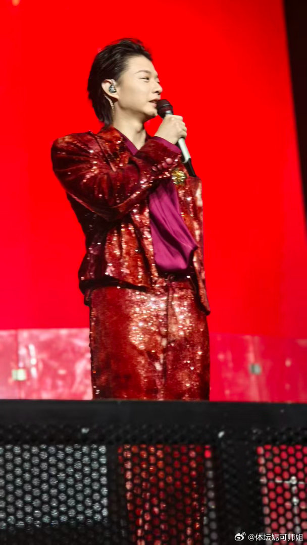 舆论崩盘最直观的信号是粉丝内部瓦解，陈露解散小红书粉丝群前，群内大批老粉直言合作