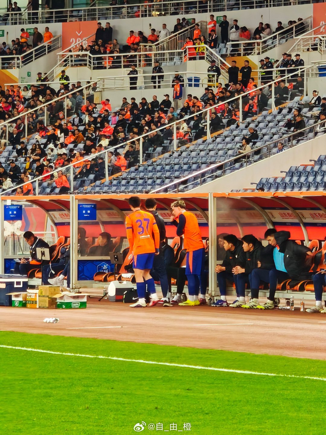 第64分钟，泰山队换人，换上李小恒、陈泽仕，换下王彤，李源一。 