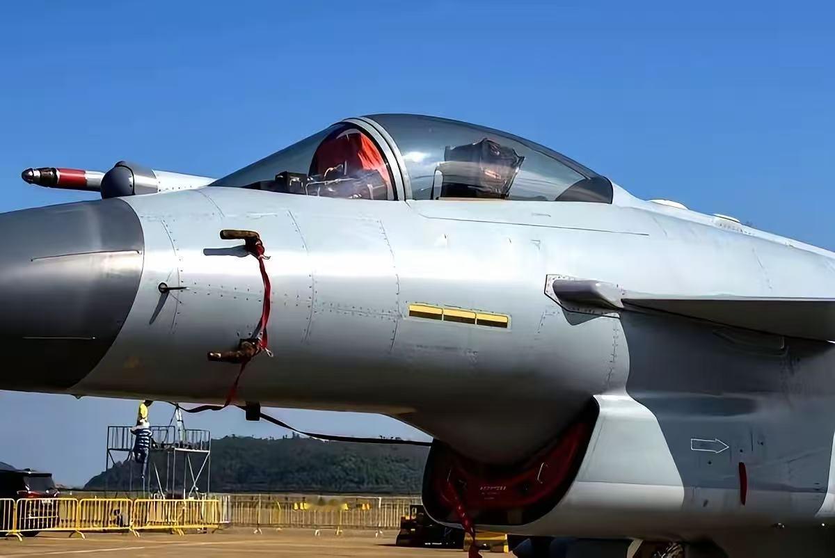 以后打仗，可能就听不见炮声了。
你敢信吗，我们的歼-11B，翅膀底下挂的不再是导