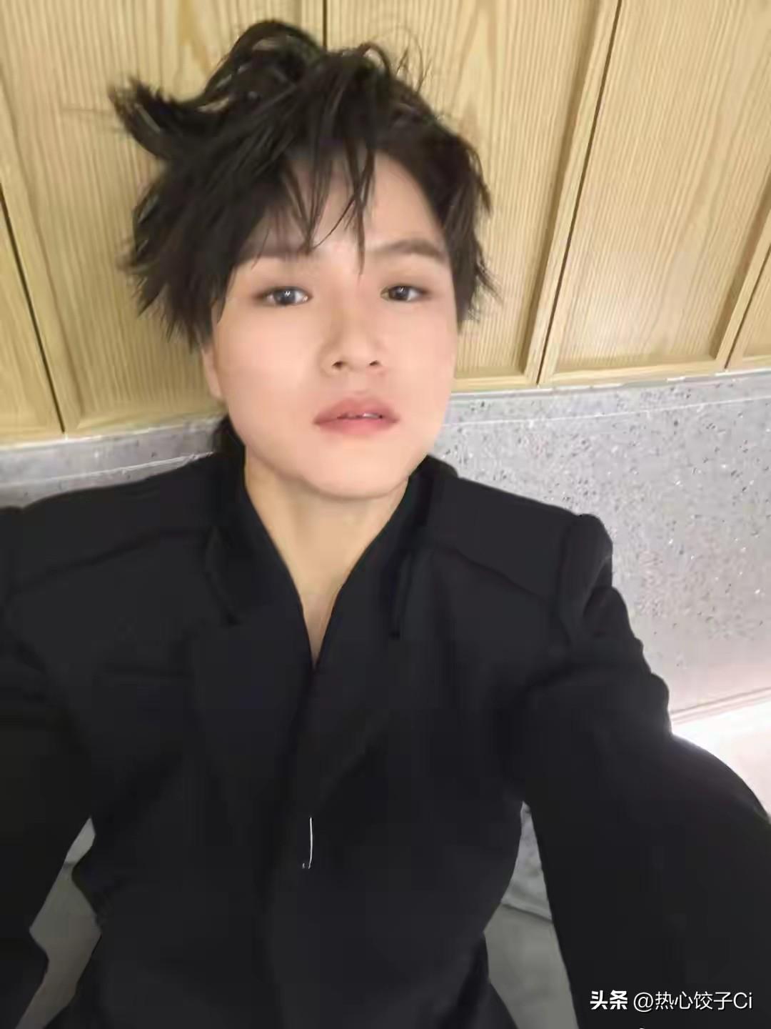 张伟丽说，反正现在就是跟谁吃饭，谁都催婚，反正只要一见面都催。就是这种情况，反正