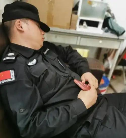 我身边亲戚干了八年保安，总结出做保安，千万别自己瞎找零散岗位，一定要进正规保安公