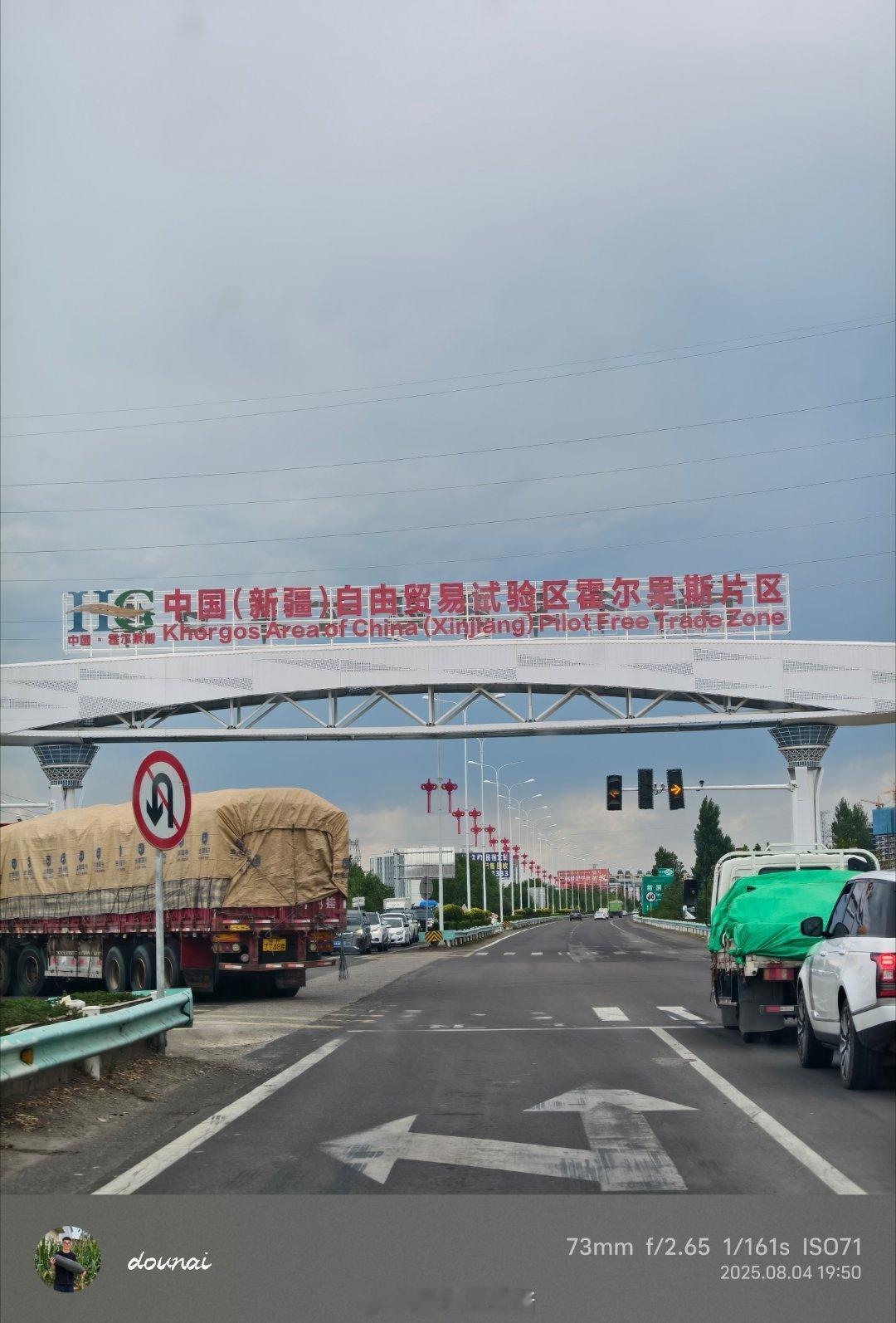 丝路万里行古时的驼铃声声，当下的车轮滚滚，丝绸之路万里行国际段，从霍尔果斯出关，