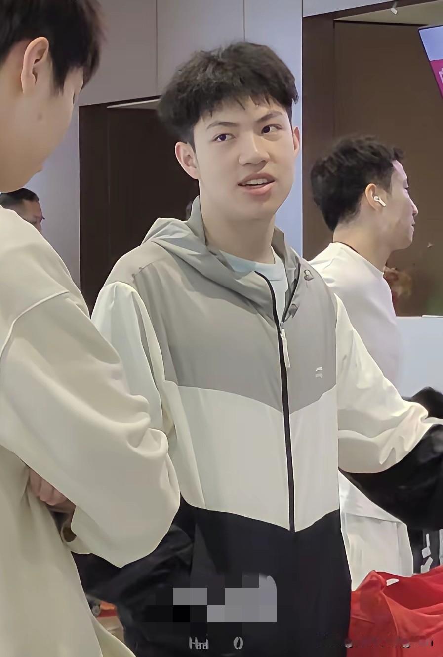 国乒昨天刚从瑞典回到比京，今天大部队又出发前往上海崇明岛进行亚运会前的封训了！