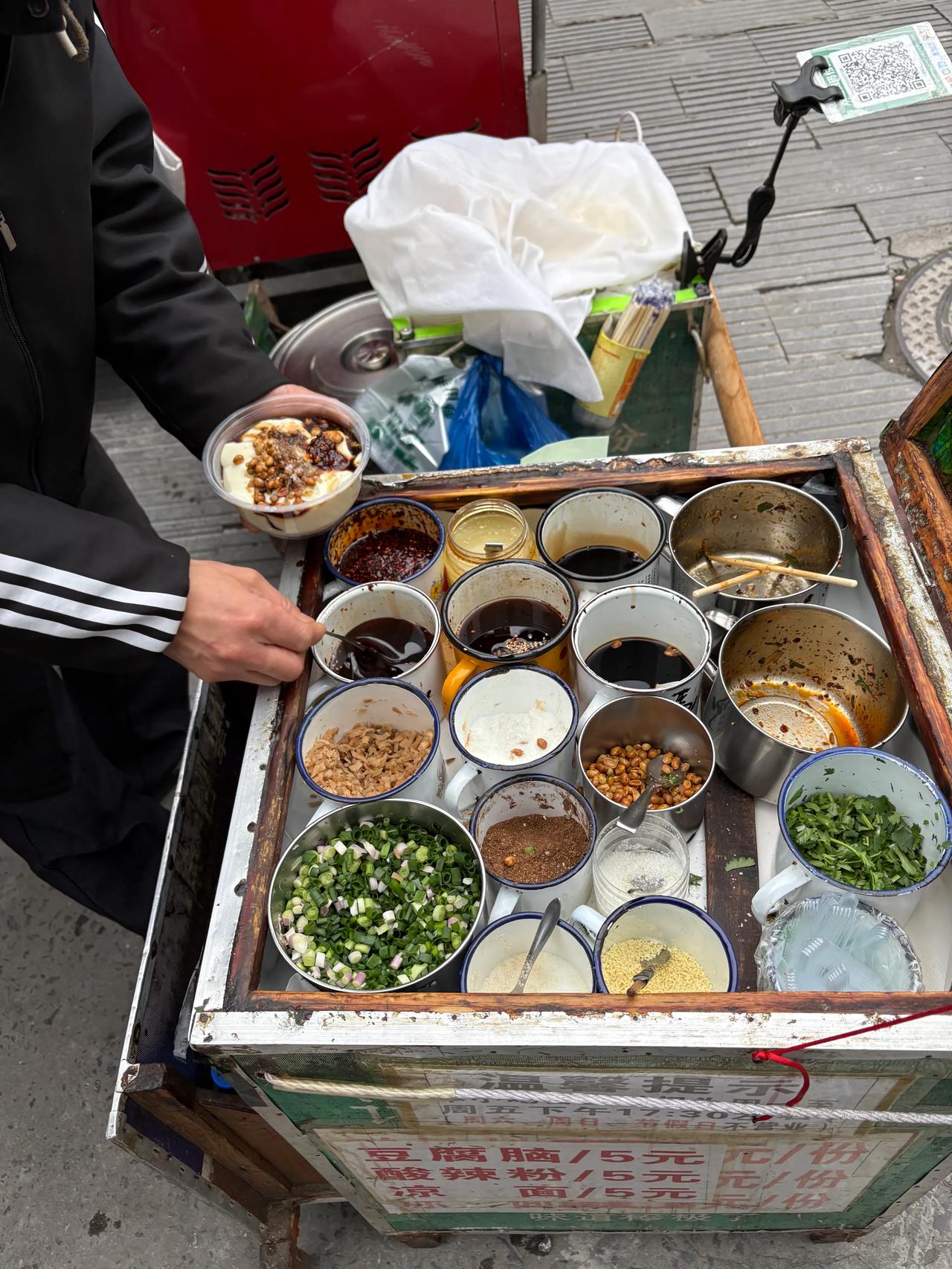 N多年都没吃豆腐脑了，今晚在渝中区中山四路餐前，我意外发现了有买豆腐脑的，5元钱