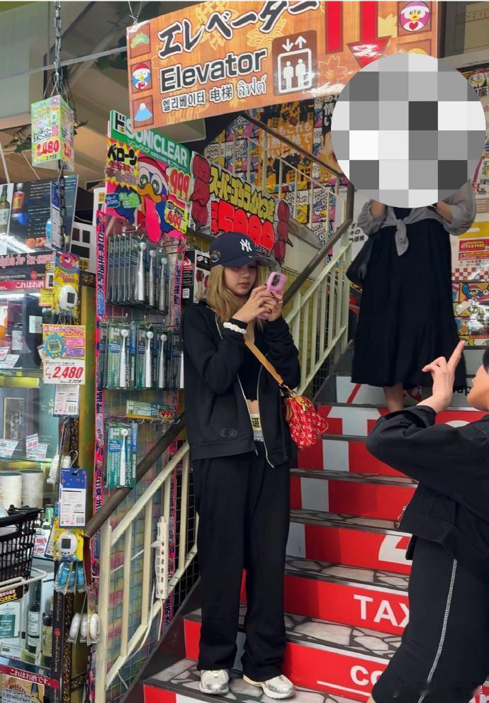东京偶遇Lisa给Minnie拍照 Lisa的中文裤子，老外不要把不懂的中文穿身