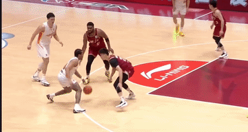 这个球浙江球员王仔路直接拍人家脸上了！[捂脸]
防守真狠啊，老外都被打急眼了。