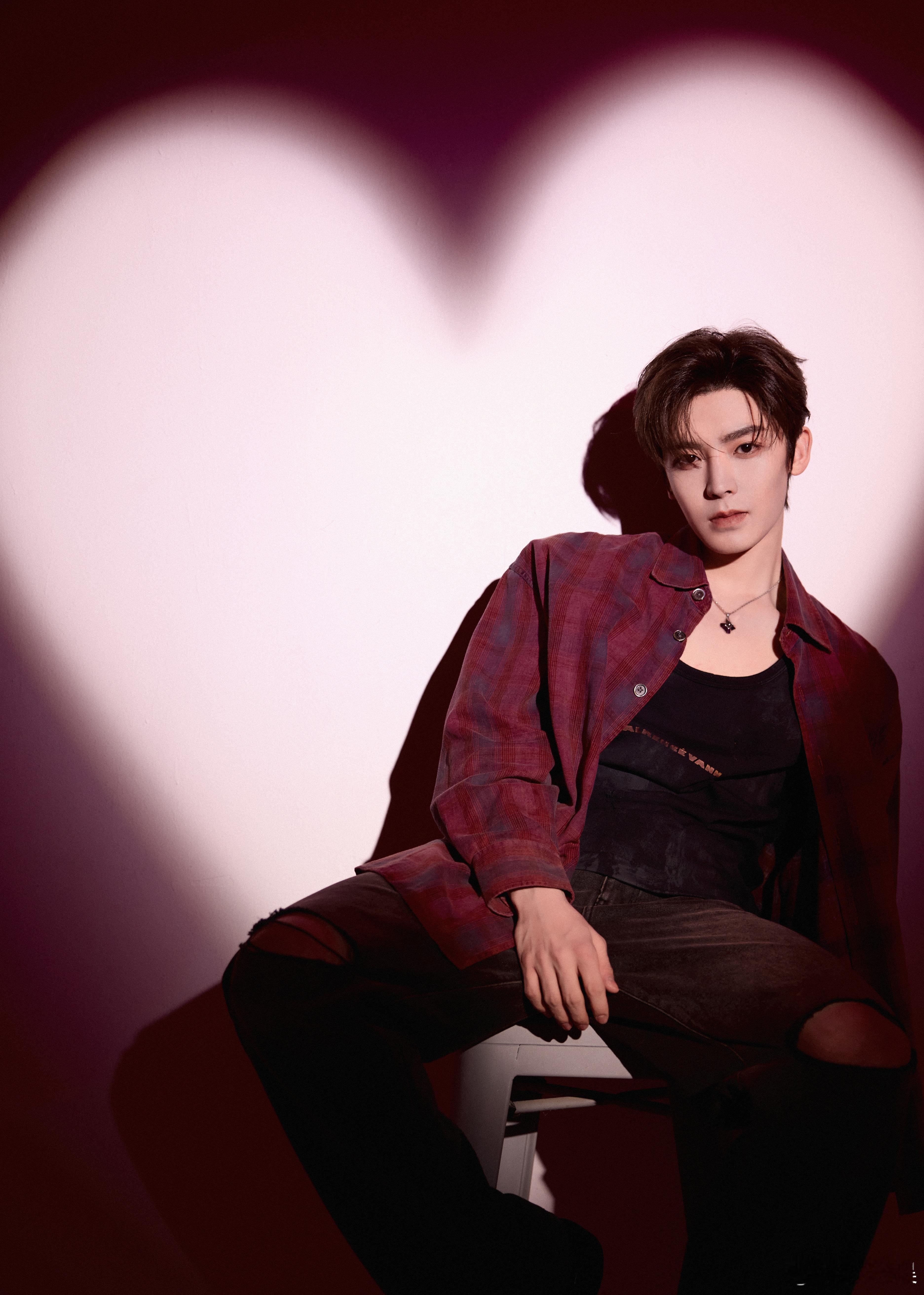 侯明昊 × 情人节营业大片💗身穿Our Legacy 25秋冬格纹衬衫出镜，浪